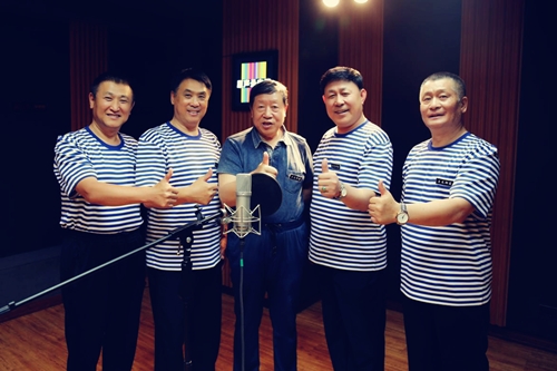 《打靶归来》多人合唱MV